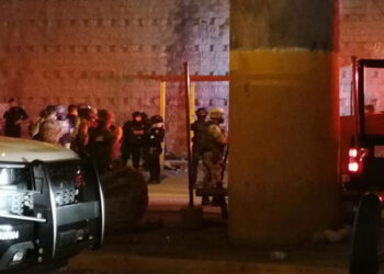 Abandonan cadáver con “narcomensaje” en Uruapan