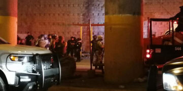 Abandonan cadáver con “narcomensaje” en Uruapan
