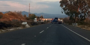 Normalistas queman llantas en la Morelia-Pátzcuaro