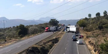 Continúan normalistas con bloqueos en Morelia