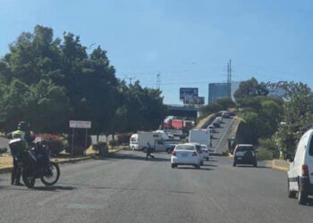 Otra vez, normalistas bloquean la Morelia-Pátzcuaro