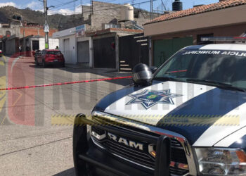 Sicarios ejecutan a dos hombres y hieren a mujer en El Punhuato