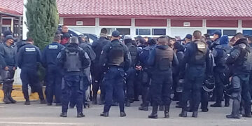 Policías antimotines estallan paro en Michoacán