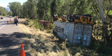 Vuelca tráiler en la Morelia-Pátzcuaro