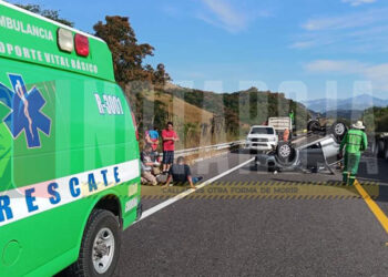 Seis lesionados tras volcadura en la Siglo XXI