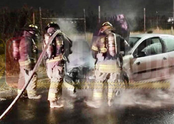 Arde auto en la División del Norte de Morelia