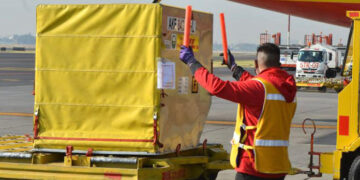 México recibe primer embarque de vacunas contra COVID-19