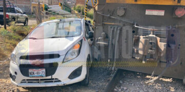 Tren embiste automóvil compacto en Morelia