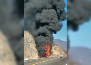 Alerta por choque e incendio de tráiler en la Siglo XXI