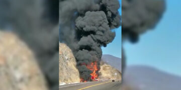 Alerta por choque e incendio de tráiler en la Siglo XXI