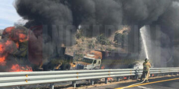 Chocan y se incendian tráileres en autopista de Occidente; dos calcinados