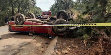 Volcadura deja un agricultor muerto y dos heridos en Uruapan