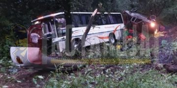 Choque de autobús deja 10 heridos en la Uruapan-Pátzcuaro