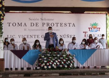Vicente Gómez rinde protesta como edil de Turicato