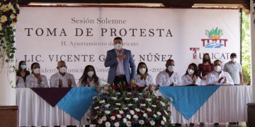 Vicente Gómez rinde protesta como edil de Turicato