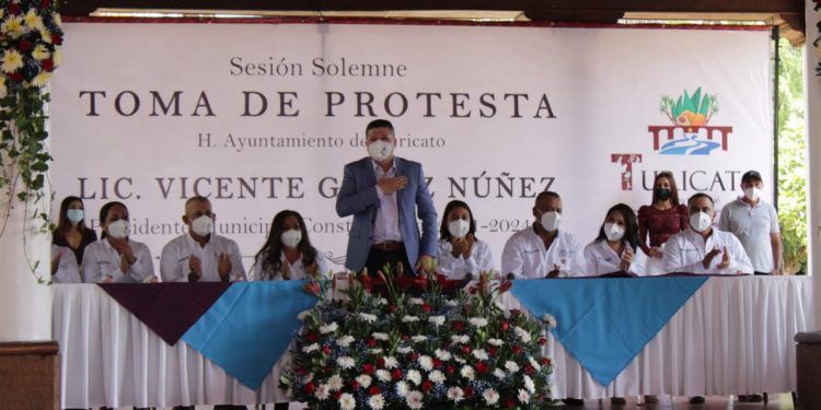Vicente Gómez rinde protesta como edil de Turicato