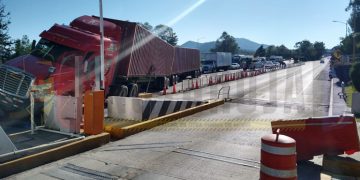 Choca tráiler en caseta de autopista de Occidente