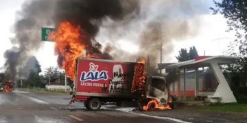 Maestros incendian vehículos para exigir pagos