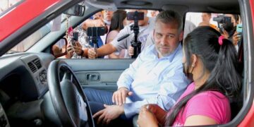 Visita Bedolla módulo de regularización de vehículos extranjeros en Uruapan