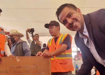 Cumple Chava Cortés un compromiso más: coloca la primera piedra de la Casa del Adulto Mayor