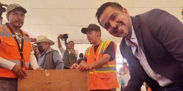 Cumple Chava Cortés un compromiso más: coloca la primera piedra de la Casa del Adulto Mayor
