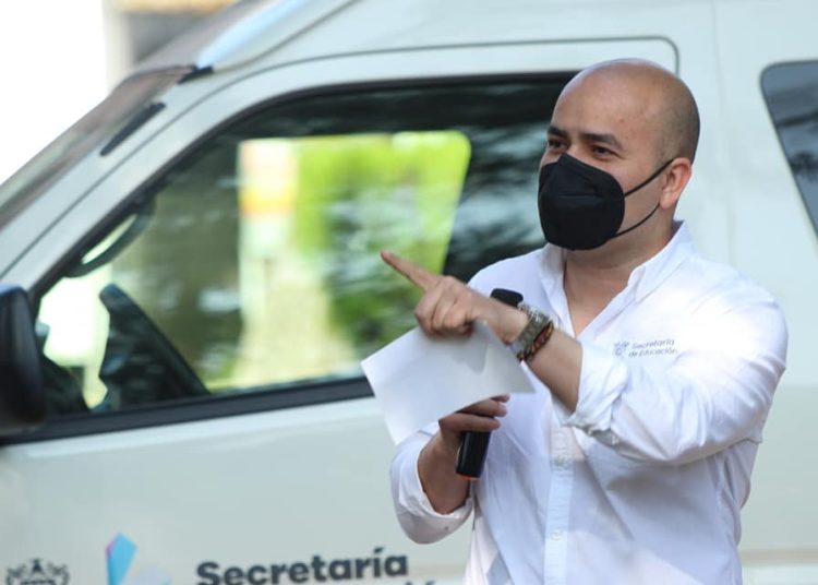 “Ignorantes” el gobernador y la secretaria de educación, señala Héctor Ayala