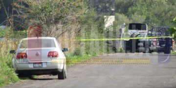 Abandonan vehículo con cadáver en Jacona
