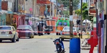 Abandonan vehículo con cadáver en Jacona