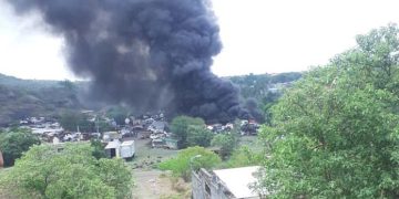 Se incendia corralón en Apatzingán