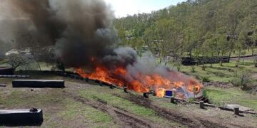 Abandonan vehículo con cadáver en Jacona
