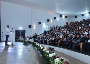 Cargos públicos no son para hacer negocios: Bedolla