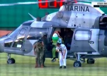 Helicóptero de la Marina transporta a “Pochi”, mascota de beisbol en Tabasco
