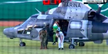 Helicóptero de la Marina transporta a “Pochi”, mascota de beisbol en Tabasco