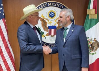 Bedolla impulsa con Ken Salazar industria del aguacate