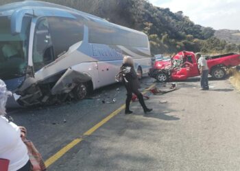 Chocan autobús y camioneta en la Zinapécuaro-Queréndaro