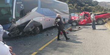 Chocan autobús y camioneta en la Zinapécuaro-Queréndaro