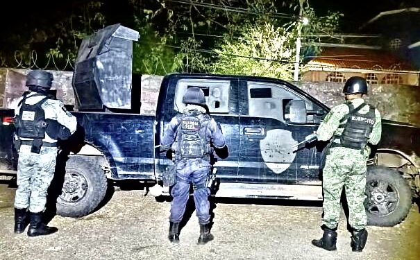 Descubren camión “monstruo” en Aguililla