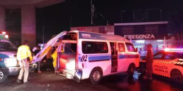 Tren choca con “combi” en Morelia; una mujer herida
