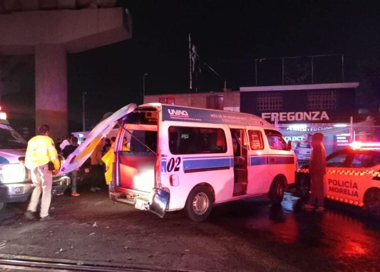 Tren choca con “combi” en Morelia; una mujer herida