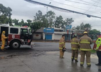 Tren choca con “combi” en Morelia; una mujer herida