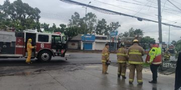 Tren choca con “combi” en Morelia; una mujer herida