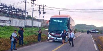 Choque de autobús deja 2 muertos y 3 heridos en la Tepalcatepec-Apatzingán
