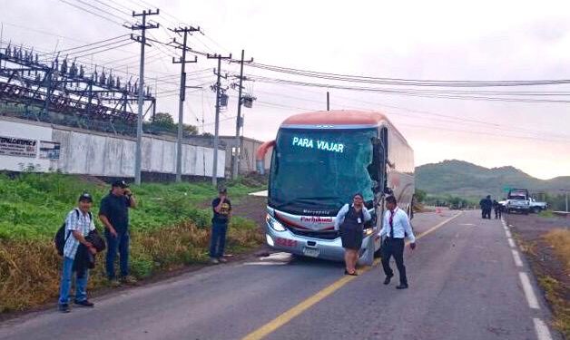 Choque de autobús deja 2 muertos y 3 heridos en la Tepalcatepec-Apatzingán