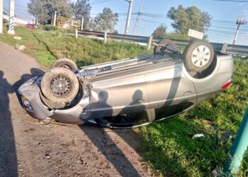 Vuelca auto en oriente de Morelia