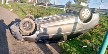 Vuelca auto en oriente de Morelia