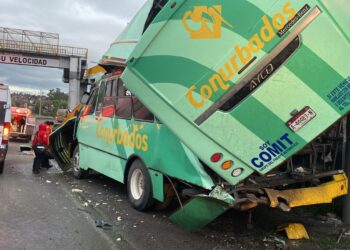 Choque de camión deja 14 heridos en la Morelia-Salamanca