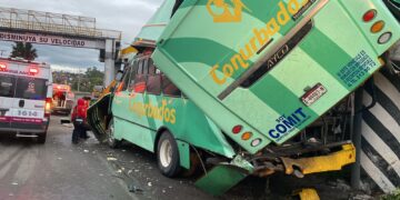 Choque de camión deja 14 heridos en la Morelia-Salamanca