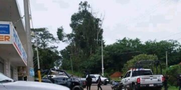Sicarios bloquean carretera Arteaga-Tumbiscatío