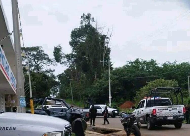 Sicarios bloquean carretera Arteaga-Tumbiscatío