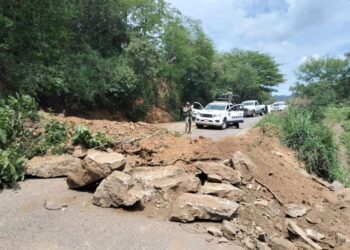 Sicarios bloquean carretera Arteaga-Tumbiscatío